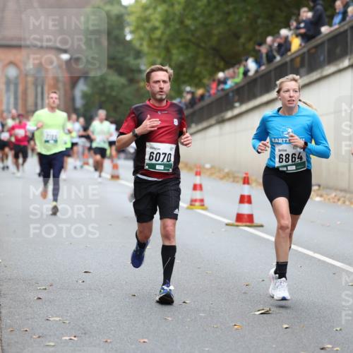 05.10.2025 - 20. swb-Marathon Bremen Michael Strokosch http://msf.ph/oto/9215268 05.10.2025 12:43:54 Laufen 6070, 6864, 707 meine-sportfotos.de