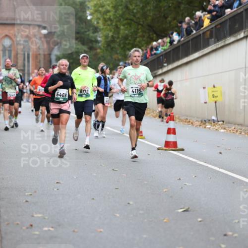05.10.2025 - 20. swb-Marathon Bremen Michael Strokosch http://msf.ph/oto/9215273 05.10.2025 12:43:59 Laufen 1471, 820, 6176, 4116, 2240, 5469, 9 meine-sportfotos.de