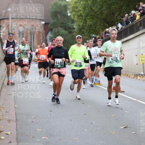 05.10.2025 - 20. swb-Marathon Bremen Michael Strokosch http://msf.ph/oto/9215275 05.10.2025 12:44:00 Laufen 1471, 820, 2240, 5469, 6176, 415, 4116, 9 meine-sportfotos.de