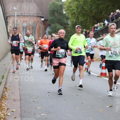 05.10.2025 - 20. swb-Marathon Bremen Michael Strokosch http://msf.ph/oto/9215277 05.10.2025 12:44:01 Laufen 1471, 2240, 820, 0776, 5469, 2716, 4116 meine-sportfotos.de