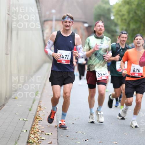 05.10.2025 - 20. swb-Marathon Bremen Michael Strokosch http://msf.ph/oto/9215287 05.10.2025 12:44:05 Laufen 471, 2240, 820, 00524, 1843 meine-sportfotos.de