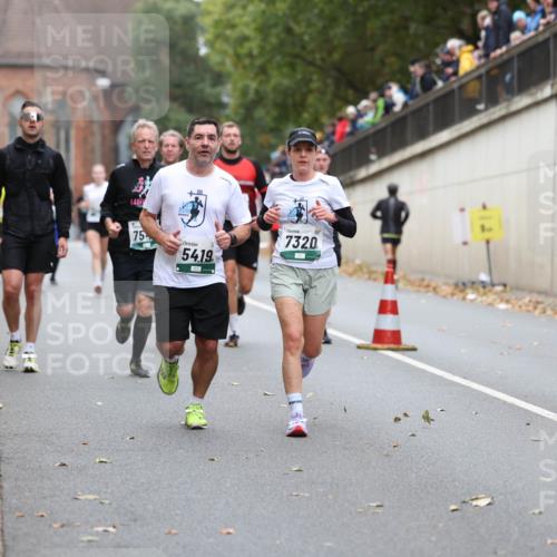 05.10.2025 - 20. swb-Marathon Bremen Michael Strokosch http://msf.ph/oto/9215300 05.10.2025 12:44:19 Laufen 75, 54, 19, 7320 meine-sportfotos.de