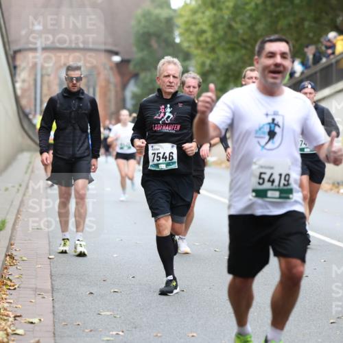 05.10.2025 - 20. swb-Marathon Bremen Michael Strokosch http://msf.ph/oto/9215305 05.10.2025 12:44:21 Laufen 7546, 5419, 74, 73 meine-sportfotos.de