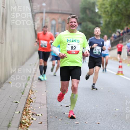 05.10.2025 - 20. swb-Marathon Bremen Michael Strokosch http://msf.ph/oto/9215323 05.10.2025 12:44:33 Laufen 99, 6797 meine-sportfotos.de