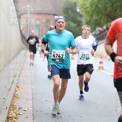 05.10.2025 - 20. swb-Marathon Bremen Michael Strokosch http://msf.ph/oto/9215329 05.10.2025 12:44:37 Laufen 4747, 2571, 7053 meine-sportfotos.de