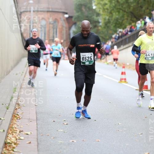 05.10.2025 - 20. swb-Marathon Bremen Michael Strokosch http://msf.ph/oto/9215333 05.10.2025 12:44:39 Laufen 7911, 6525, 4432 meine-sportfotos.de