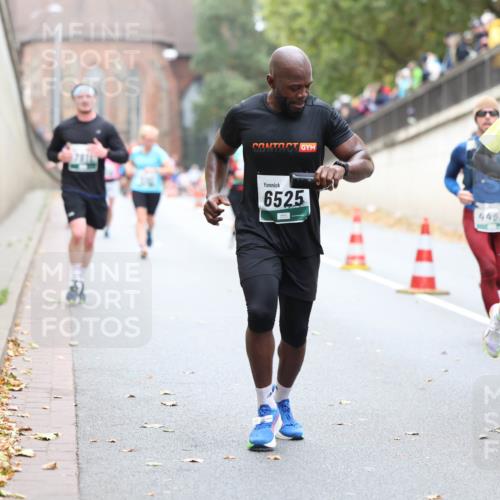 05.10.2025 - 20. swb-Marathon Bremen Michael Strokosch http://msf.ph/oto/9215336 05.10.2025 12:44:40 Laufen 6525, 4401, 4432 meine-sportfotos.de