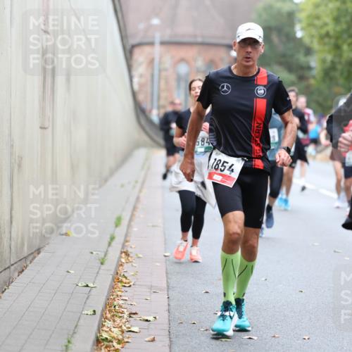 05.10.2025 - 20. swb-Marathon Bremen Michael Strokosch http://msf.ph/oto/9215376 05.10.2025 12:44:58 Laufen 584, 1854, 5255 meine-sportfotos.de