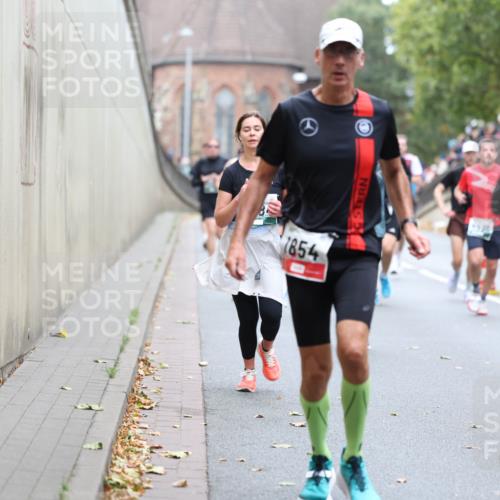 05.10.2025 - 20. swb-Marathon Bremen Michael Strokosch http://msf.ph/oto/9215377 05.10.2025 12:44:59 Laufen 7854, 11, 5255 meine-sportfotos.de