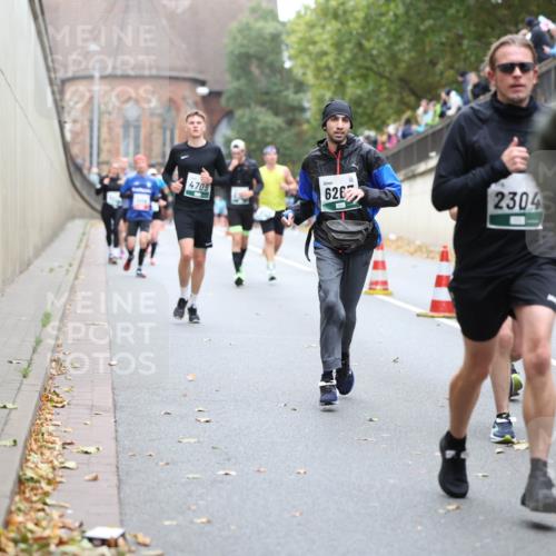 05.10.2025 - 20. swb-Marathon Bremen Michael Strokosch http://msf.ph/oto/9215389 05.10.2025 12:45:05 Laufen 4709, 626, 2304 meine-sportfotos.de