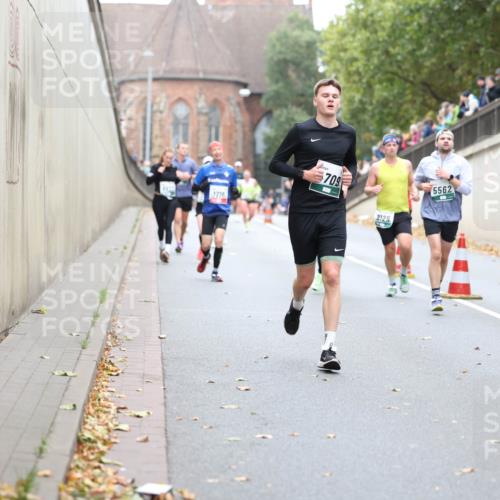 05.10.2025 - 20. swb-Marathon Bremen Michael Strokosch http://msf.ph/oto/9215394 05.10.2025 12:45:07 Laufen 1716, 709, 2129, 5562 meine-sportfotos.de