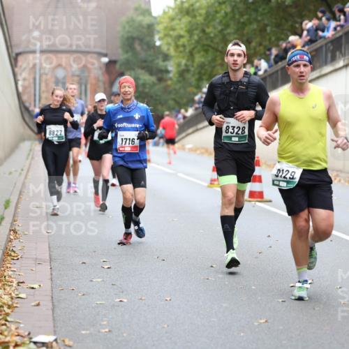 05.10.2025 - 20. swb-Marathon Bremen Michael Strokosch http://msf.ph/oto/9215401 05.10.2025 12:45:10 Laufen 8827, 1716, 8328, 9129 meine-sportfotos.de