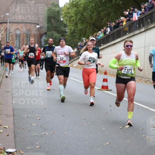 05.10.2025 - 20. swb-Marathon Bremen Michael Strokosch http://msf.ph/oto/9215416 05.10.2025 12:45:18 Laufen 8573, 1516, 52, 8964, 3373 meine-sportfotos.de