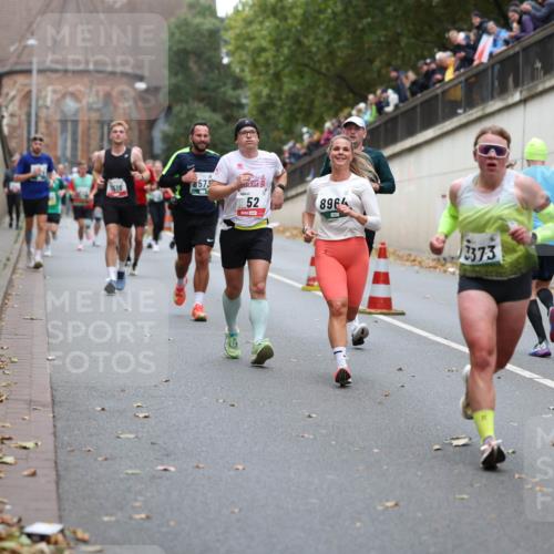 05.10.2025 - 20. swb-Marathon Bremen Michael Strokosch http://msf.ph/oto/9215417 05.10.2025 12:45:19 Laufen 516, 8573, 52, 8964, 373 meine-sportfotos.de