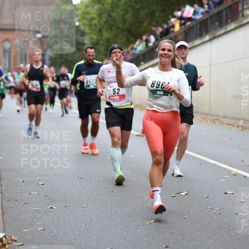 05.10.2025 - 20. swb-Marathon Bremen Michael Strokosch http://msf.ph/oto/9215420 05.10.2025 12:45:20 Laufen 8573, 52, 10, 896 meine-sportfotos.de