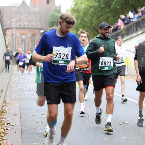 05.10.2025 - 20. swb-Marathon Bremen Michael Strokosch http://msf.ph/oto/9215431 05.10.2025 12:45:26 Laufen 7929, 8023, 615 meine-sportfotos.de