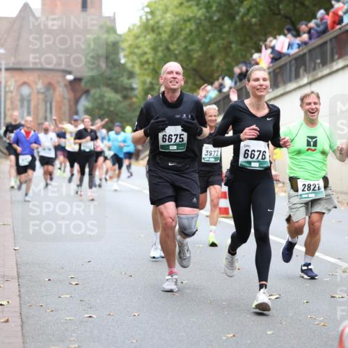 05.10.2025 - 20. swb-Marathon Bremen Michael Strokosch http://msf.ph/oto/9215434 05.10.2025 12:45:28 Laufen 6675, 3972, 6676, 2821 meine-sportfotos.de