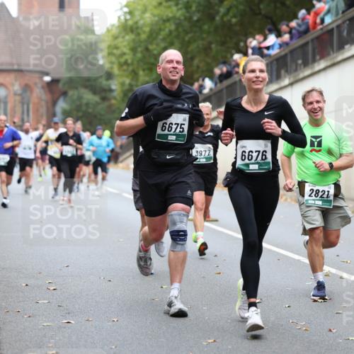 05.10.2025 - 20. swb-Marathon Bremen Michael Strokosch http://msf.ph/oto/9215435 05.10.2025 12:45:28 Laufen 6675, 3972, 6676, 2821 meine-sportfotos.de