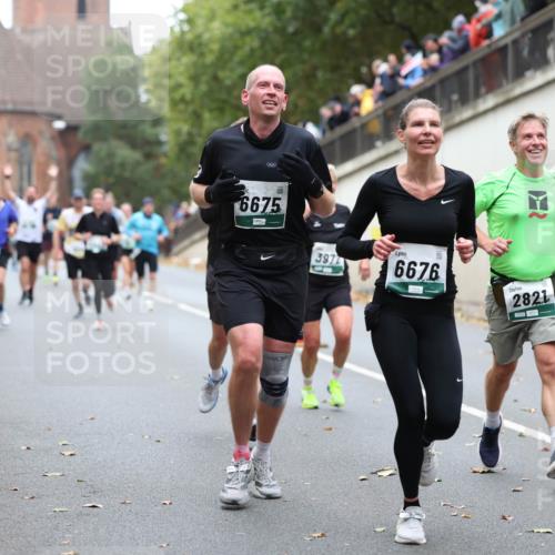 05.10.2025 - 20. swb-Marathon Bremen Michael Strokosch http://msf.ph/oto/9215436 05.10.2025 12:45:29 Laufen 6675, 3977, 6676, 2821 meine-sportfotos.de