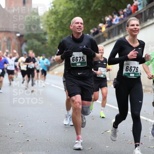 05.10.2025 - 20. swb-Marathon Bremen Michael Strokosch http://msf.ph/oto/9215437 05.10.2025 12:45:29 Laufen 6675, 3972, 6676, 2821 meine-sportfotos.de