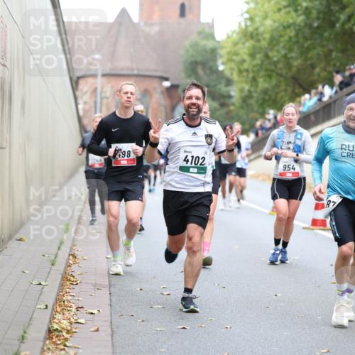 05.10.2025 - 20. swb-Marathon Bremen Michael Strokosch http://msf.ph/oto/9215447 05.10.2025 12:45:35 Laufen 98, 4102, 954, 87 meine-sportfotos.de