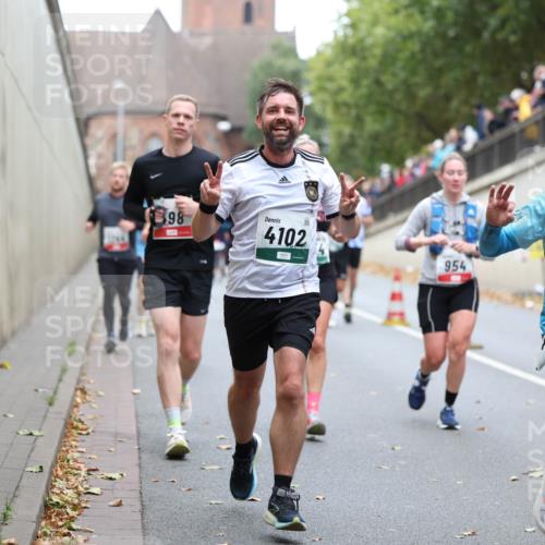 05.10.2025 - 20. swb-Marathon Bremen Michael Strokosch http://msf.ph/oto/9215450 05.10.2025 12:45:35 Laufen 98, 4102, 954, 87 meine-sportfotos.de