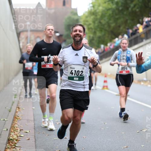 05.10.2025 - 20. swb-Marathon Bremen Michael Strokosch http://msf.ph/oto/9215451 05.10.2025 12:45:36 Laufen 954, 4102, 87 meine-sportfotos.de