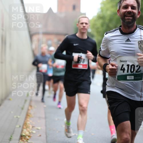 05.10.2025 - 20. swb-Marathon Bremen Michael Strokosch http://msf.ph/oto/9215453 05.10.2025 12:45:37 Laufen 98, 4102 meine-sportfotos.de