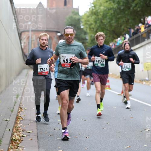 05.10.2025 - 20. swb-Marathon Bremen Michael Strokosch http://msf.ph/oto/9215458 05.10.2025 12:45:38 Laufen 1744, 493, 4522, 5917 meine-sportfotos.de