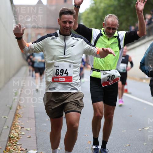 05.10.2025 - 20. swb-Marathon Bremen Michael Strokosch http://msf.ph/oto/9215468 05.10.2025 12:45:42 Laufen 500, 694, 01257, 20, 7398 meine-sportfotos.de