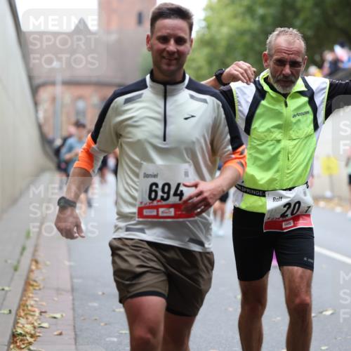 05.10.2025 - 20. swb-Marathon Bremen Michael Strokosch http://msf.ph/oto/9215469 05.10.2025 12:45:42 Laufen 694, 20 meine-sportfotos.de