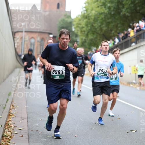 05.10.2025 - 20. swb-Marathon Bremen Michael Strokosch http://msf.ph/oto/9215479 05.10.2025 12:45:49 Laufen 8993, 2522, 7292, 1980, 227 meine-sportfotos.de