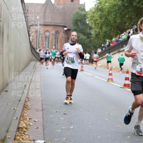 05.10.2025 - 20. swb-Marathon Bremen Michael Strokosch http://msf.ph/oto/9215502 05.10.2025 12:46:02 Laufen 8355, 988, 475 meine-sportfotos.de