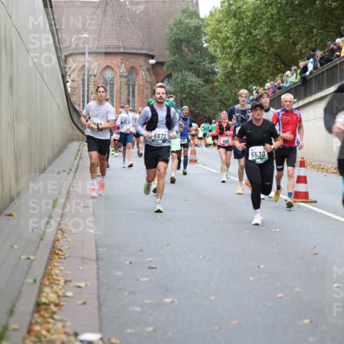 05.10.2025 - 20. swb-Marathon Bremen Michael Strokosch http://msf.ph/oto/9215511 05.10.2025 12:46:09 Laufen 141, 6672, 860, 5530, 156, 550 meine-sportfotos.de
