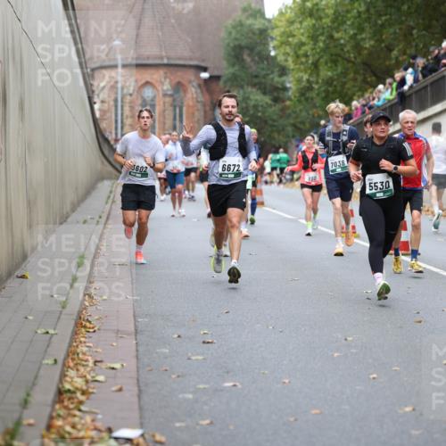 05.10.2025 - 20. swb-Marathon Bremen Michael Strokosch http://msf.ph/oto/9215512 05.10.2025 12:46:10 Laufen 3602, 6672, 860, 7038, 5530 meine-sportfotos.de