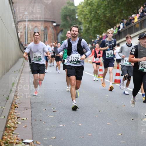 05.10.2025 - 20. swb-Marathon Bremen Michael Strokosch http://msf.ph/oto/9215516 05.10.2025 12:46:11 Laufen 7038, 3602, 6672, 69, 5530 meine-sportfotos.de