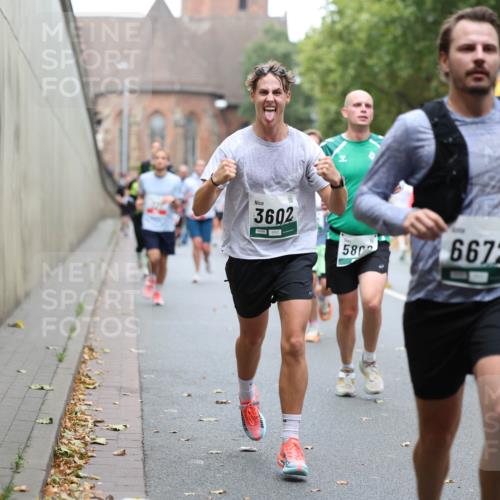 05.10.2025 - 20. swb-Marathon Bremen Michael Strokosch http://msf.ph/oto/9215520 05.10.2025 12:46:13 Laufen 3602, 580, 6672, 694 meine-sportfotos.de