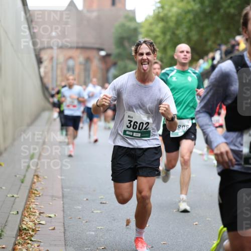 05.10.2025 - 20. swb-Marathon Bremen Michael Strokosch http://msf.ph/oto/9215521 05.10.2025 12:46:13 Laufen 3602, 808, 6672, 6 meine-sportfotos.de