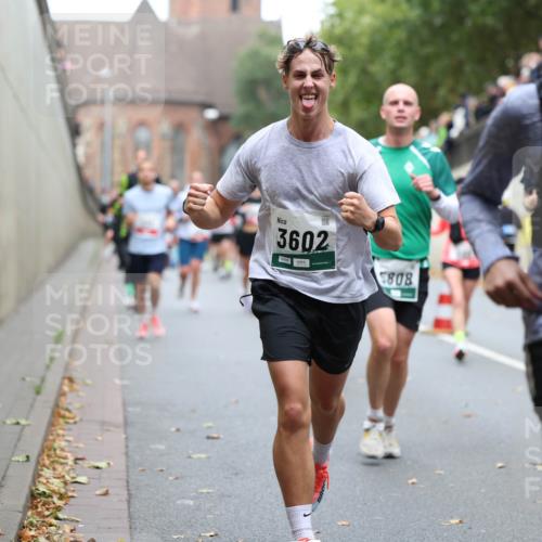 05.10.2025 - 20. swb-Marathon Bremen Michael Strokosch http://msf.ph/oto/9215522 05.10.2025 12:46:13 Laufen 3602, 808, 6672 meine-sportfotos.de