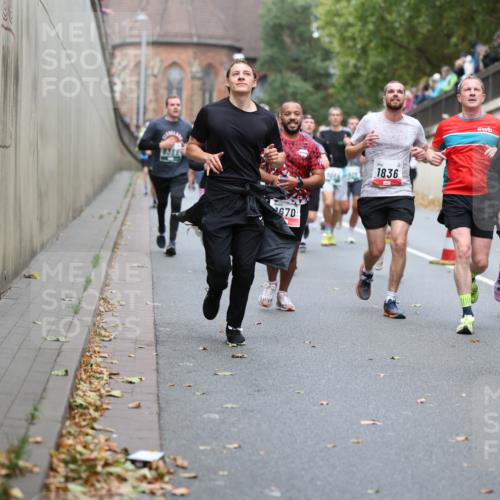 05.10.2025 - 20. swb-Marathon Bremen Michael Strokosch http://msf.ph/oto/9215533 05.10.2025 12:46:21 Laufen 8388, 670, 1836, 3791 meine-sportfotos.de