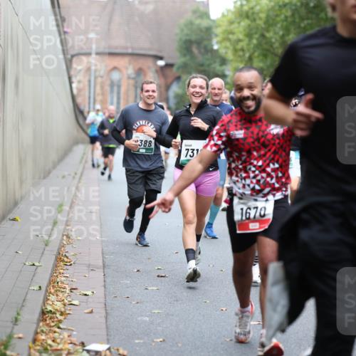 05.10.2025 - 20. swb-Marathon Bremen Michael Strokosch http://msf.ph/oto/9215536 05.10.2025 12:46:23 Laufen 388, 731, 1670, 6, 1836 meine-sportfotos.de