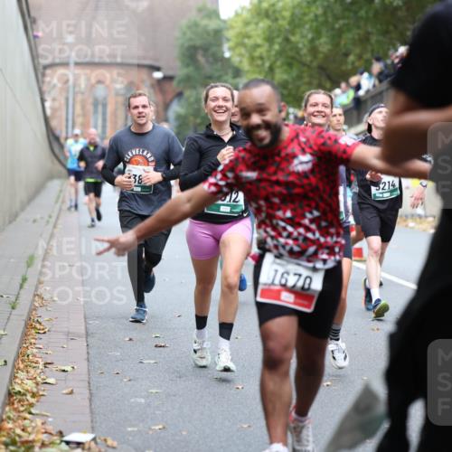 05.10.2025 - 20. swb-Marathon Bremen Michael Strokosch http://msf.ph/oto/9215537 05.10.2025 12:46:24 Laufen 38, 5214, 12, 1670 meine-sportfotos.de