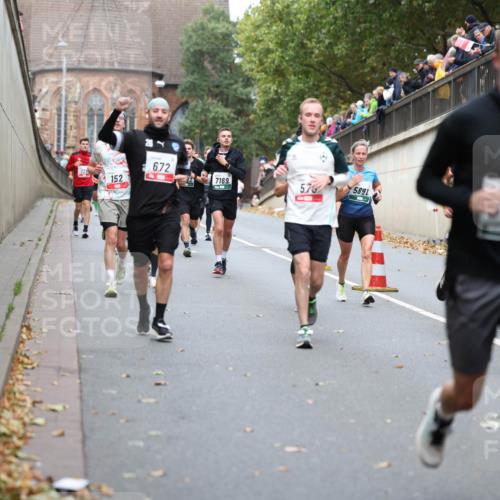 05.10.2025 - 20. swb-Marathon Bremen Michael Strokosch http://msf.ph/oto/9215570 05.10.2025 12:46:39 Laufen 672 meine-sportfotos.de
