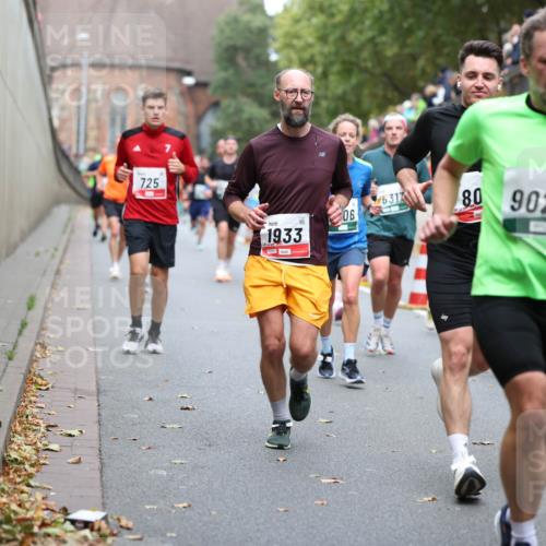 05.10.2025 - 20. swb-Marathon Bremen Michael Strokosch http://msf.ph/oto/9215586 05.10.2025 12:46:48 Laufen 725, 1933, 6317, 06, 80, 9024 meine-sportfotos.de