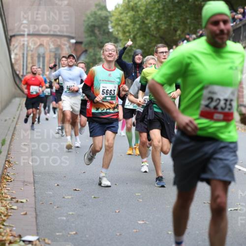 05.10.2025 - 20. swb-Marathon Bremen Michael Strokosch http://msf.ph/oto/9215616 05.10.2025 12:47:03 Laufen 0120, 5663, 7552, 2235, 3254 meine-sportfotos.de