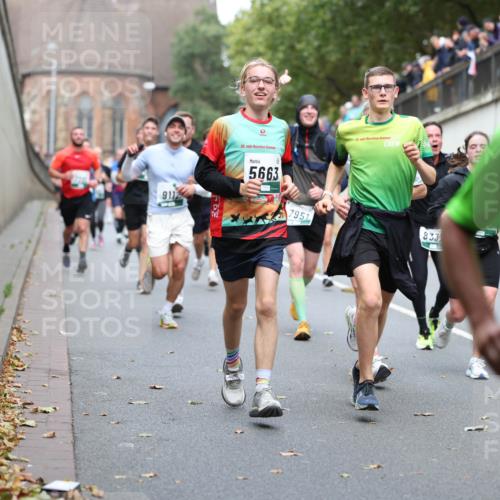 05.10.2025 - 20. swb-Marathon Bremen Michael Strokosch http://msf.ph/oto/9215617 05.10.2025 12:47:04 Laufen 9112, 20, 5663, 7951, 833, 22 meine-sportfotos.de