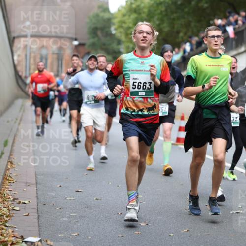 05.10.2025 - 20. swb-Marathon Bremen Michael Strokosch http://msf.ph/oto/9215618 05.10.2025 12:47:04 Laufen 9177, 20, 5663, 19, 951, 545 meine-sportfotos.de