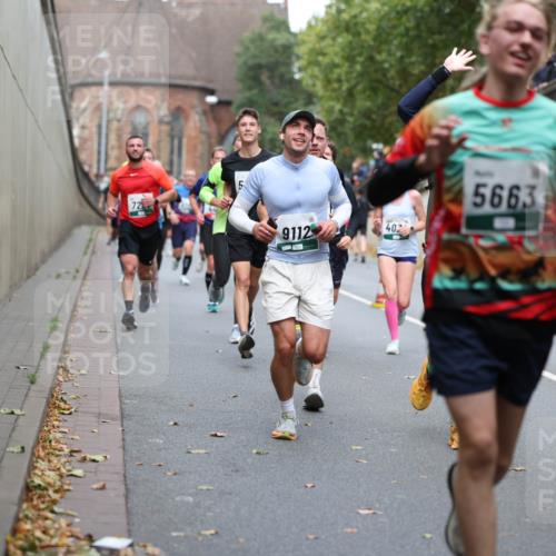 05.10.2025 - 20. swb-Marathon Bremen Michael Strokosch http://msf.ph/oto/9215619 05.10.2025 12:47:05 Laufen 72, 91124, 402, 5663 meine-sportfotos.de
