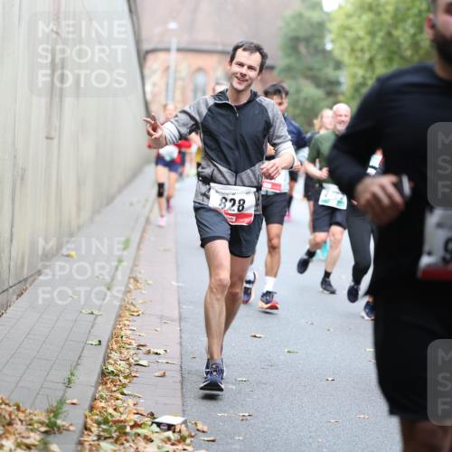 05.10.2025 - 20. swb-Marathon Bremen Michael Strokosch http://msf.ph/oto/9215650 05.10.2025 12:47:21 Laufen 828, 958 meine-sportfotos.de