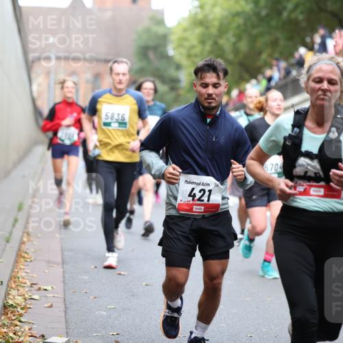 05.10.2025 - 20. swb-Marathon Bremen Michael Strokosch http://msf.ph/oto/9215655 05.10.2025 12:47:23 Laufen 5836, 421, 6704, 278 meine-sportfotos.de